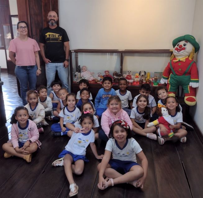 api-modulos/fotos/img/galeria_cat_culturais_490/490/13486/2 - VISITA GUIADA POR GUSTAVO, CEMEI ABELHINHA DOURADA, PROF. KÁTIA, 21.10.2025 (10).jpg